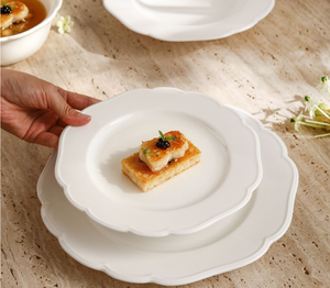 Juego de Vajilla de Cerámica con Borde de Pétalos Blancos Personalizable al por Mayor, Platos y Tazones de Porcelana Fina Estilo Francés para Catering - Product Image 1