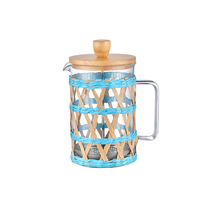 Accessoires de décoration de table enveloppés de couleur naturelle porte-gobelet à eau en verre ensemble de carafe en osier