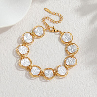 Bracelet KAMMY personnalisé en acier inoxydable plaqué or 18 carats, tendance vintage, avec perle de coquillage blanche de qualité AA et breloque fleur sertie.