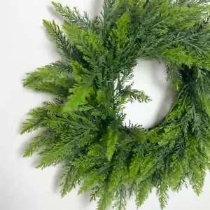 พวงหรีดคริสต์มาสแบบดั้งเดิมขนาด 50 ซม. ที่เต็มไปด้วยความเขียวขจี พร้อมกิ่งไม้ 60 กิ่ง เหมาะสำหรับตกแต่งเทศกาลคริสต์มาสในทุกพื้นที่ - Product Image 4