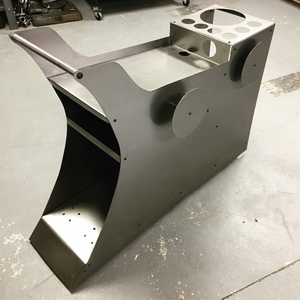 Pièce de fabrication métallique en acier sur mesure de haute qualité avec découpes et design incurvé pour usage industriel - Product Image 1