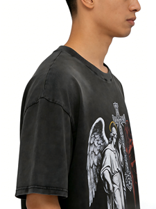 T-shirt oversize vintage lavata nera con grafica Angelo vs Diavolo, stile gotico streetwear, unisex, a maniche corte - Product Image 3