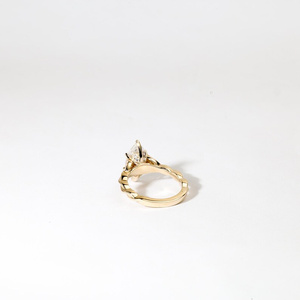 Anillo de compromiso de lujo con diamante marquesa cultivado en laboratorio en oro macizo con diseño de cuerda trenzada estilo Art Deco vintage. - Product Image 5