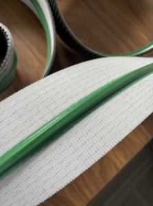 黑色高抓地力粗糙顶部聚氯乙烯输送带，带底部导轨 - Product Image 3