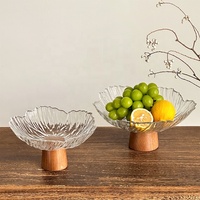 Ensemble de Plats en Verre à Pieds Élégants et Artisanaux avec Support en Bois pour Repas et Collations – Vaisselle Transparente à Motifs Floraux