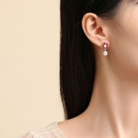 Boucles d'oreilles tendance en forme de fleur de camélia pour femme, imitation perles, incrustation de coquillages, plaqué argent rhodié, pierre principale en nacre, ne se décolore pas