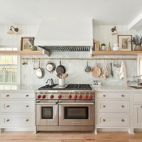 Set Kabinet Dapur Modern Amerika Vermonhouzz Matte Black Shaker dengan Rak Terbuka Kayu dan Backsplash