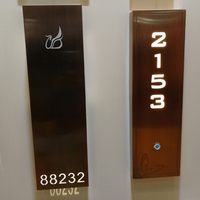 Vente en gros Led électrique intérieur en acier inoxydable lettres fluorescentes surélevées et acrylique éclairage maison numéros plaques