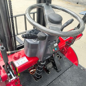 Montacargas Eléctrico 4x4 Resistente CPD20, Capacidad de Carga de 2 Toneladas, Alturas de Mástil de 3-4.5m, Batería de Plomo-Ácido, Fabricación China - Product Image 3