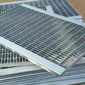 Marches et marches d'escalier en acier galvanisé antidérapantes et antirouille, légères, pour passerelles et bâtiments industriels, personnalisables et modernes - Product Image 2