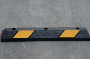 Bordillos de estacionamiento de goma duraderos de 900mm con tapón de rueda Bordillos de uso de lote de larga duración - Product Image 3