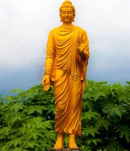 屋外の大きな立っているゴールデンブロンズタイの仏像 - Product Image 1