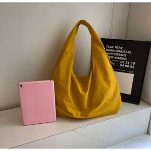 Bolso de Nylon Estilo Slouchy para Mujer con Diseño de Múltiples Bolsillos, Duradero, Ligero y Espacioso para el Trabajo, la Universidad y Viajes - Product Image 5