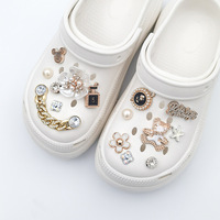 Breloques de sabot de dessin animé mignonnes, décoration artisanale en résine Kawaii, boucle florale, chaîne de perles, accessoires pour jeune fille
