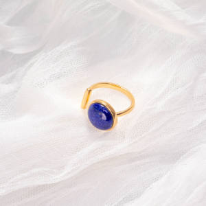 แหวนคริสเตียนเงินแท้ 925 ชุบทอง 18K ประดับพลอยลาพิสลาซูลีธรรมชาติทรงรีขนาด 8x10 มม. ตัวเรือนแบบฝังขอบ ดีไซน์สวยงาม - Product Image 4