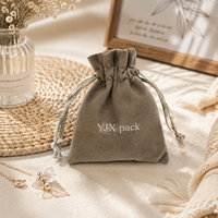 Pochette en velours gris doux avec cordon argenté, sac en velours personnalisé pour le rangement et l'emballage de bijoux