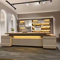 Bureau de direction haut de gamme au design minimaliste incurvé, poste de travail présidentiel avec bibliothèque rétroéclairée