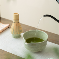 Ensemble Matcha de style japonais réutilisable et écologique avec finition argentée, fouet à thé, bol en céramique, support et mélangeur domestique