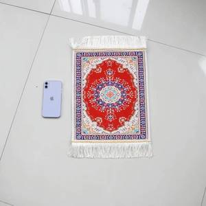 Alfombra de oración musulmana lavable de seda fría con acolchado mejorado para rodillas y frente, diseño islámico moderno, base antideslizante. - Product Image 1