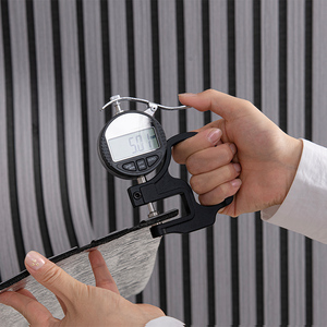 Pannello Murale Autoadesivo 5 mm Decorazione per la Casa <span class=keywords><strong>Carta</strong></span> <span class=keywords><strong>da</strong></span> <span class=keywords><strong>Parati</strong></span> 3D Acustica Insonorizzante Dogato in Legno Scanalato per Soffitti e Soggiorni - Product Image 5