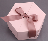 Boîte-cadeau de luxe en forme d'hexagone rose fait à la main pour invitation de mariage avec différents inserts
