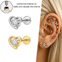 Boucles d'oreilles clous de piercing Freya en titane ASTM F136 avec cœur en zircone cubique, sans filetage, à dos plat, pour cartilage, tragus, hélix