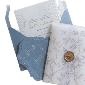 Lot d'invitations de mariage en vélin bleu poussière avec enveloppe portefeuille, carte de programme découpée et sceau doré pour mariage asiatique - Product Image 5