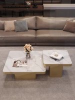 Meuble de salon de style italien haut de gamme avec surface en verre carrée, cadre métallique minimaliste de luxe léger et rangement convertible