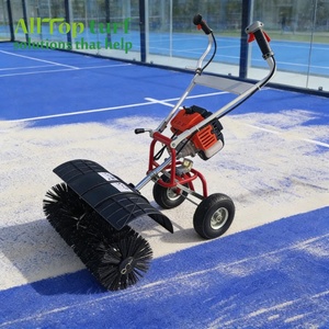 Machine à brosser le gazon pour <span class=keywords><strong>terrain</strong></span> <span class=keywords><strong>de</strong></span> <span class=keywords><strong>padel</strong></span> - Brosse à sable et à caoutchouc pour le remplissage du gazon artificiel (moteur 52CC) - Product Image 1