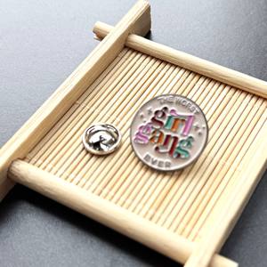 เข็มกลัดโลหะลายอนิเมะรูป<span class=keywords><strong>มงกุฎ</strong></span>เชอร์รี่รูปหัวใจสีพิเศษ ปักบนผ้าซาตินกลิตเตอร์ริบบิ้นลายสับปะรด - Product Image 1