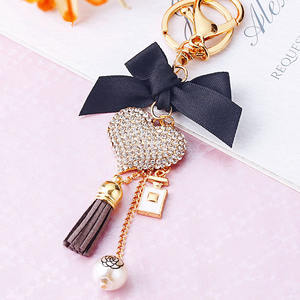 Porte-clés en métal en forme de cœur avec strass en cristal, accessoires pour femme, mignon, avec nœud, pompon, perles, ouvre-bouteille de parfum, breloques pour sac de fille - Product Image 5