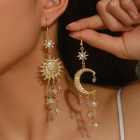 Retro-Ohrringe mit einzigartigem Sonnen- und Halbmond-Anhänger-Design, besetzt mit Diamanten. Ohrstecker für Damen.