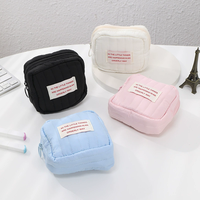 Pochette de toilette élégante et mignonne pour voyage, avec logo personnalisé, sac à cosmétiques matelassé portable pour femmes