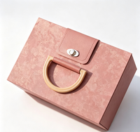 Boîte cadeau rigide de luxe avec poignée en bois en forme de D et fermeture magnétique, matériaux recyclés, emballage personnalisé pour accessoires de foulard