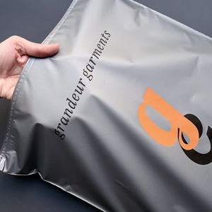 Bolsas de plástico con cierre hermético, color gris mate personalizado, con impresión de logotipo en dos colores, resellables, para empaque de ropa. - Product Image 6