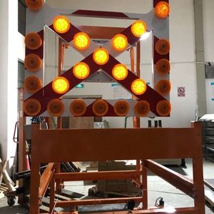 Señalización de Construcción Solar Móvil con Luces LED IP65 y Marco de Acero Reflectante para Guía de Seguridad Vial - Product Image 1