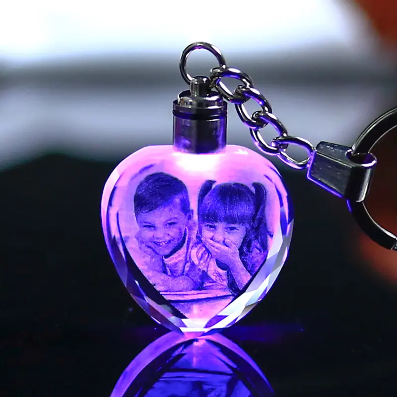LLavero de cristal con grabado láser 3d, corazón personalizado de fábrica, Led transparente