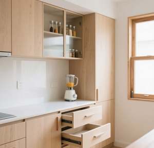 Ensemble de cuisine SANTOPOVA de style minimaliste scandinave en bois clair avec armoires murales à façade vitrée et évier encastré noir - Product Image 4