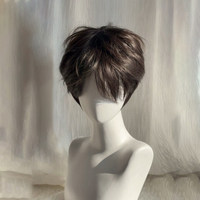 Perruque Courte Homme Style Coréen Ondulée Naturelle avec Ligne de Cheveux Naturelle et Bonnet en Maille Semi-Élastique – Couverture Complète Micro-Diffusée et Volumineuse