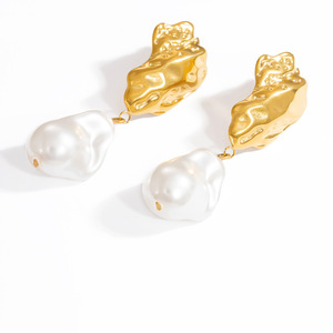 Boucles d'oreilles pendantes géométriques en perles baroques, plaqué or 18 carats, acier inoxydable, texture irrégulière, pour soirée et mode - Product Image 4