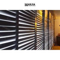 Fenêtre à persiennes extérieures en aluminium sur mesure pour véranda, type volet de plantation