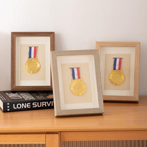 Cadre Photo de médaille en <span class=keywords><strong>bois</strong></span> A4 noir ou blanc avec 3 <span class=keywords><strong>tapis</strong></span> affichage de cadre d'ombre de médaille pour les coureurs vainqueur de la <span class=keywords><strong>course</strong></span> de marathon et tous les sports - Product Image 4