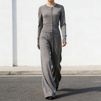 Ensemble de survêtement décontracté pour femme OEM, comprenant un sweat à capuche court tricoté et un pantalon ajusté, motif uni, anti-statique, idéal pour l'automne