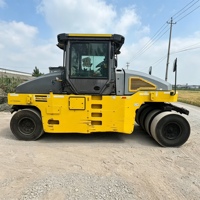 Rouleau pneumatique Dynapac CP275 stable avec poids réglable de 14 à 30 tonnes, adapté aux travaux de compactage des routes en asphalte