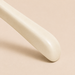 Cintre en bois robuste et durable de qualité supérieure avec épaules arrondies pour l'approvisionnement des marques de vêtements hôteliers - Product Image 3
