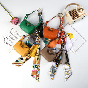 Llavero de moda de cuero sintético mini con borla de pañuelo de seda y herrajes de aleación de zinc, dije de lujo para bolso de mujer, accesorios para bolsos. - Product Image 4