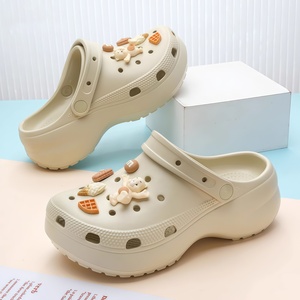 Sabots de luxe de marque de créateur pour femme, en EVA, à plateforme, avec strass métalliques, perforés, style pantoufle, pour fille et enfant, chaussures de jardin - Product Image 3