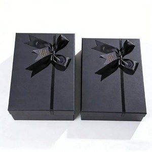 Caja de Regalo de Cartón Rígido Plegable de Papel Negro con Logotipo Personalizado de Lujo - Product Image 1