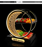 Support de présentation lumineux élégant LiqVis en forme de croissant de lune avec halo circulaire, plateaux transparents, support à fruits LED pour bar, lounge, boîte de nuit