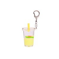 Porte-clés en acrylique attrayant rempli de liquide, avec logo et sangle personnalisables, idéal comme souvenir de marque pour les boutiques de bubble tea